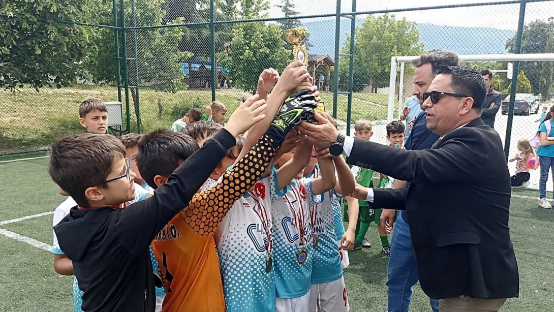 Simav İlçe Milli Eğitim Müdürlüğü olarak, 19 Mayıs İlkokulu ev sahipliğinde düzenlediğimiz İlkokullar Arası Futbol Turnuvası, 26-27-28 Mayıs tarihlerinde 3 gün süren müsabakalarla tamamlandı.