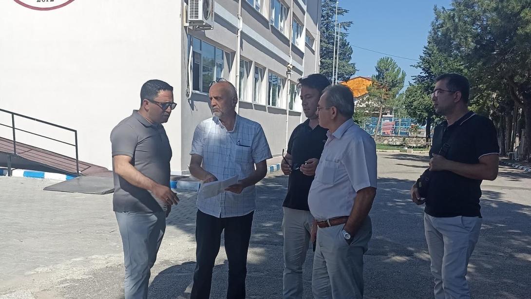 İlçe Millî Eğitim Müdürümüz İsmail Güven, İbrahim Eren İmam Hatip Ortaokulu bahçesine yapılması planlanan halı saha alanında incelemelerde bulundu.